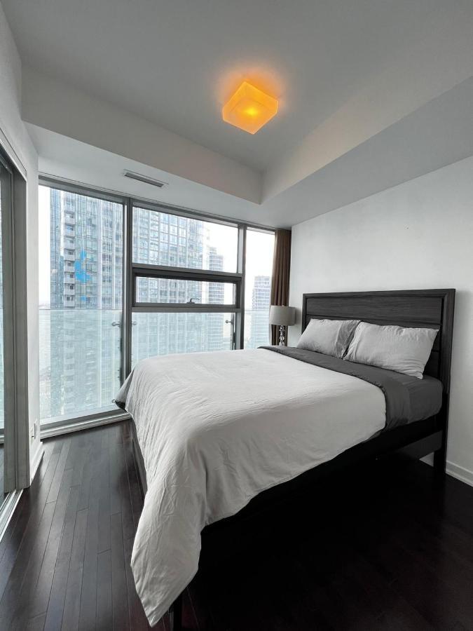 Modern, Spacious And Sleek Condo Toronto Exteriör bild