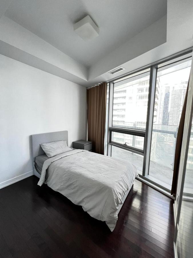 Modern, Spacious And Sleek Condo Toronto Exteriör bild